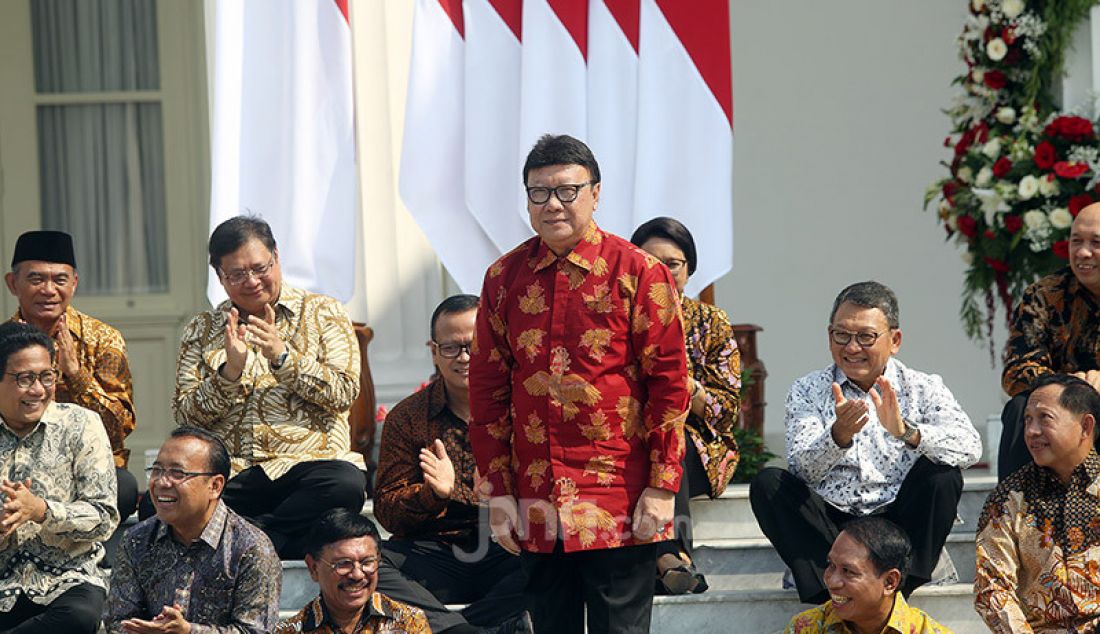 Presiden Joko Widodo memperkenalkan MenPANRB Tjahjo Kumolo di Veranda Depan Istana Merdeka, Jakarta, Rabu (/23/10). - JPNN.com