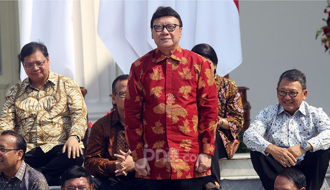 Presiden Joko Widodo memperkenalkan MenPANRB Tjahjo Kumolo di Veranda Depan Istana Merdeka, Jakarta, Rabu (/23/10). - JPNN.com