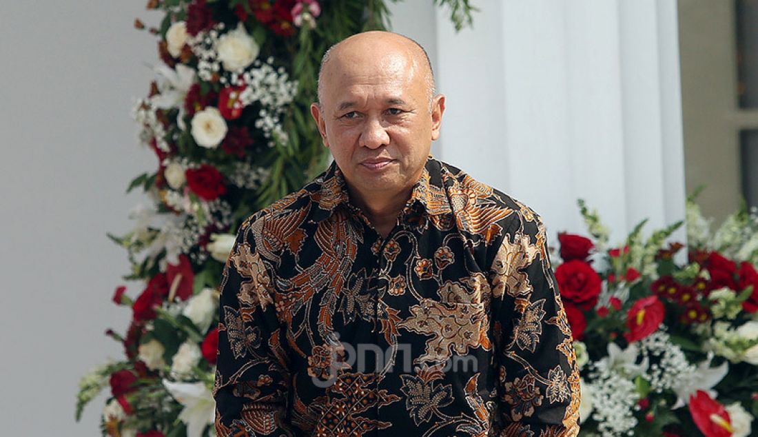 Presiden Joko Widodo memperkenalkan Menkop UKM Teten Masduki di Veranda Depan Istana Merdeka, Jakarta, Rabu (/23/10). - JPNN.com