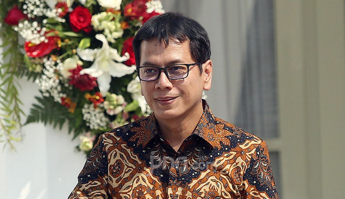 Presiden Joko Widodo memperkenalkan Menpar Ekonomi Kreatif Wishnutama di Veranda Depan Istana Merdeka, Jakarta, Rabu (/23/10). - JPNN.com