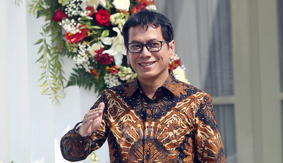 Presiden Joko Widodo memperkenalkan Menpar Ekonomi Kreatif Wishnutama di Veranda Depan Istana Merdeka, Jakarta, Rabu (/23/10). - JPNN.com