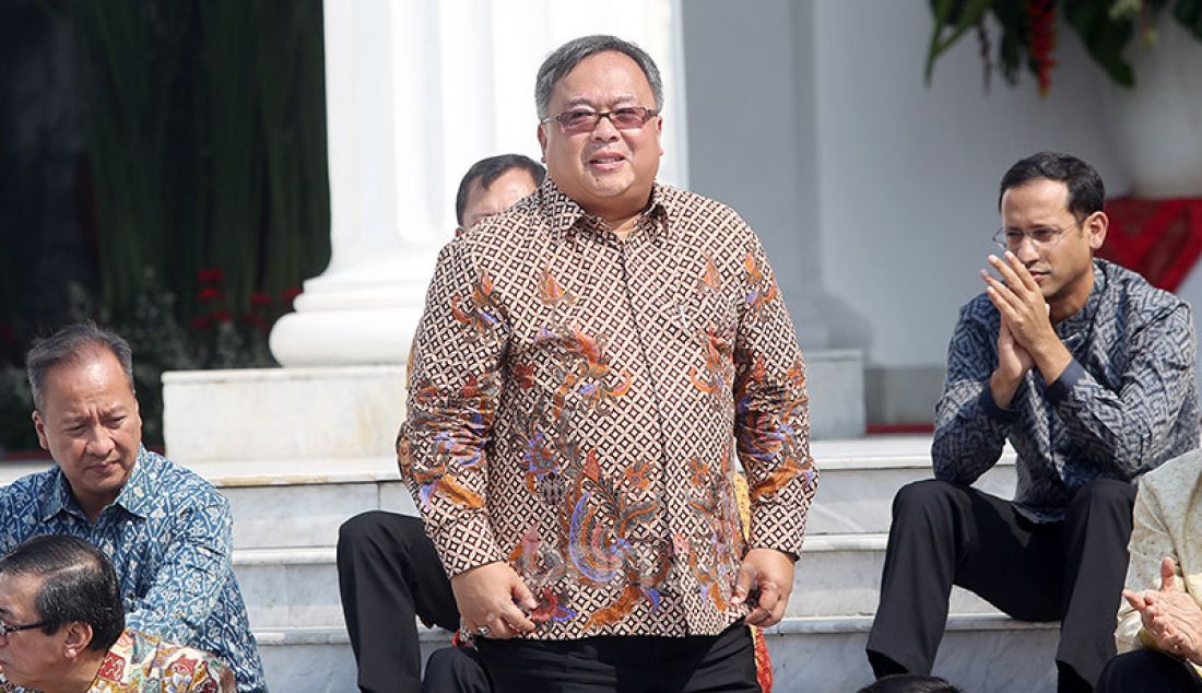 Presiden Joko Widodo memperkenalkan Menristek dan Kepala Bidang Inovasi Bambang Brodjonegoro di Veranda Depan Istana Merdeka, Jakarta, Rabu (/23/10). - JPNN.com