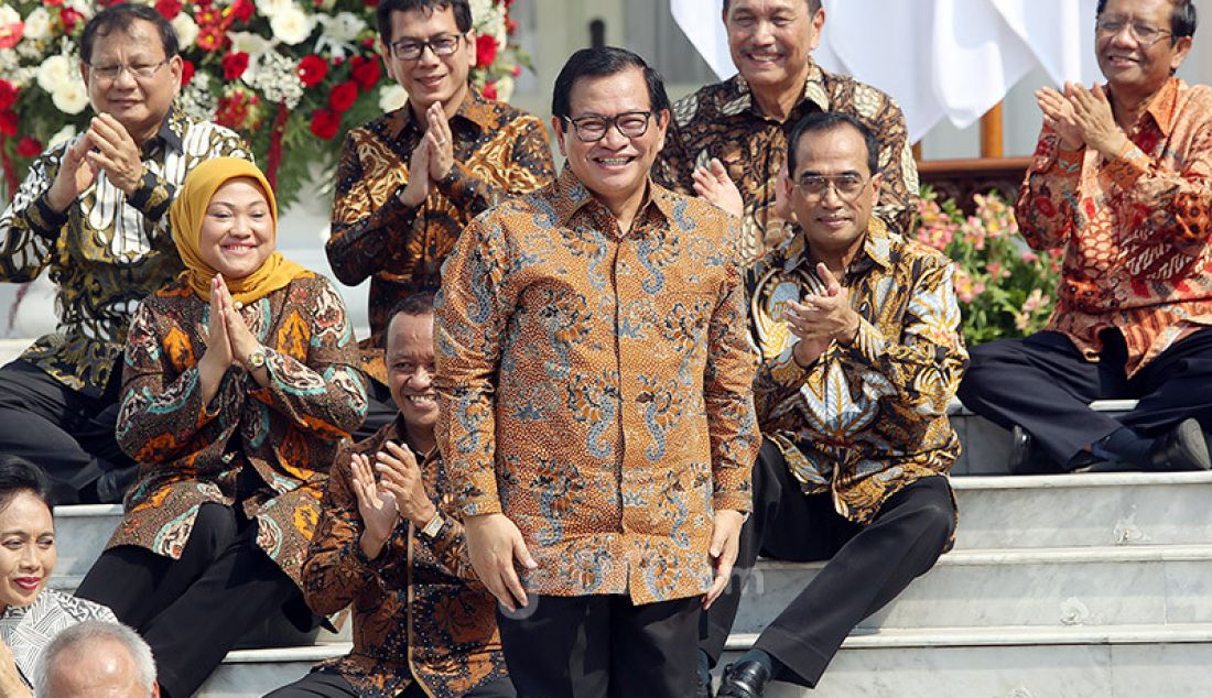 Presiden Joko Widodo memperkenalkan Seskab Pramono Anung Wibowo di Veranda Depan Istana Merdeka, Jakarta, Rabu (/23/10). - JPNN.com