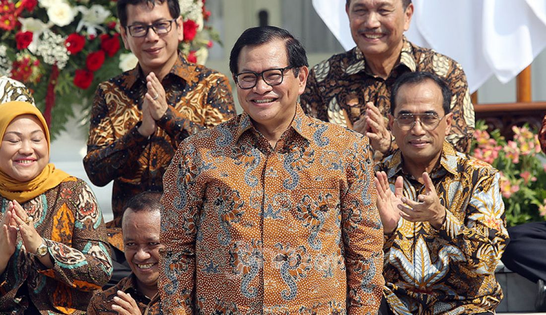 Presiden Joko Widodo memperkenalkan Seskab Pramono Anung Wibowo di Veranda Depan Istana Merdeka, Jakarta, Rabu (/23/10). - JPNN.com
