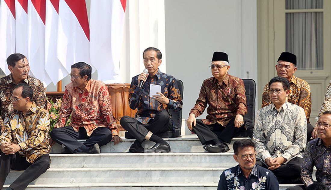 Presiden Joko Widodo bersama Wapres Ma'ruf Amin memperkenalkan Menteri Kabinet Indonesia Maju 2019-2024 di Veranda Depan Istana Merdeka, Rabu (23/10). - JPNN.com