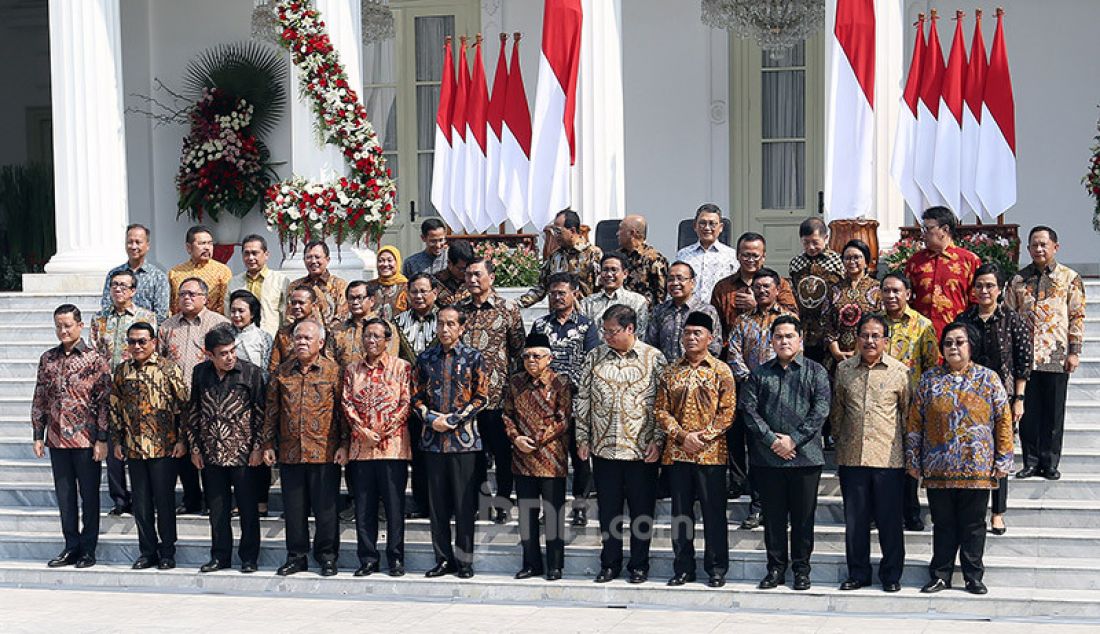 Presiden Joko Widodo bersama Wapres Ma'ruf Amin memperkenalkan Menteri Kabinet Indonesia Maju 2019-2024 di Veranda Depan Istana Merdeka, Rabu (23/10). - JPNN.com