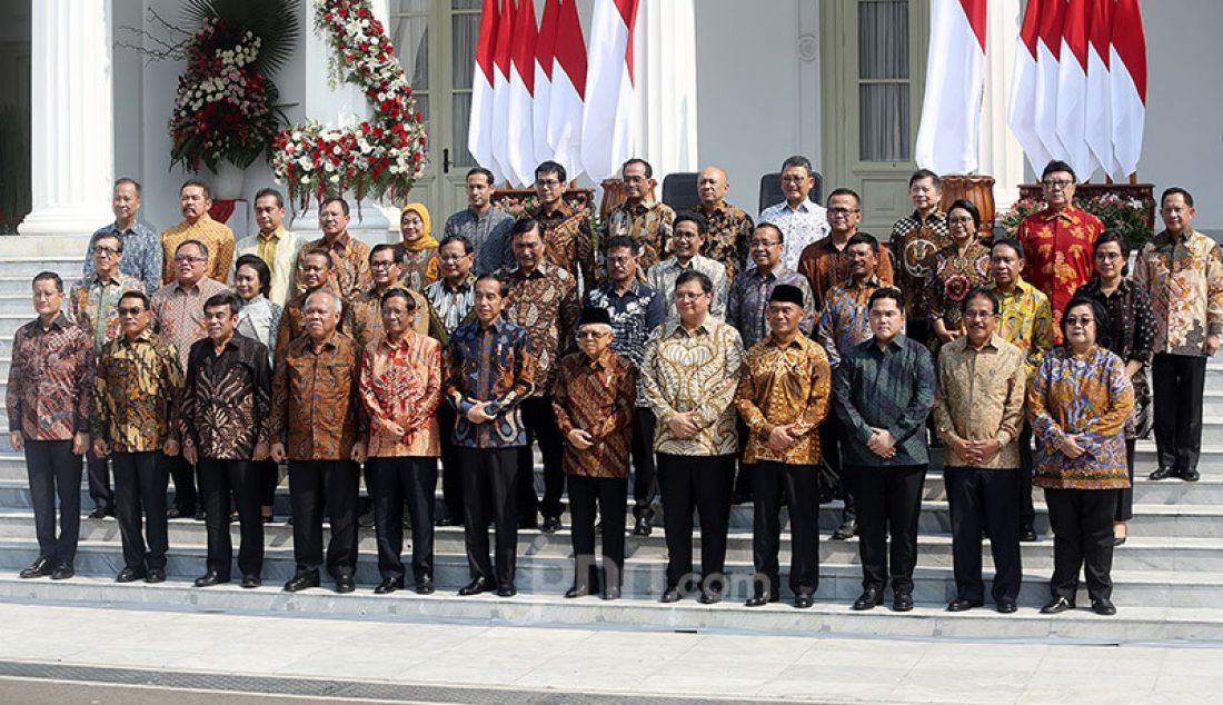 Presiden Joko Widodo bersama Wapres Ma'ruf Amin memperkenalkan Menteri Kabinet Indonesia Maju 2019-2024 di Veranda Depan Istana Merdeka, Rabu (23/10). - JPNN.com