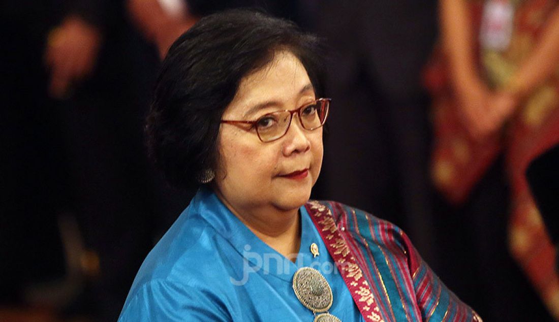 Menteri LHK Siti Nurbaya Bakar saat dilantik di Veranda Depan Istana Merdeka, Jakarta, Rabu (/23/10). - JPNN.com