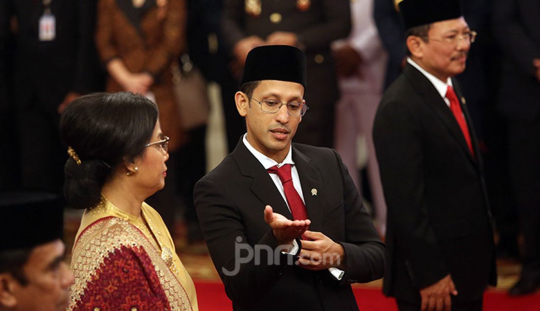Mendikbud Nadiem Makarim berbincang dengan Menkeu Sri Mulyani sebelum prosesi pelantikan di Istana Merdeka, Jakarta, Rabu (/23/10). - JPNN.com