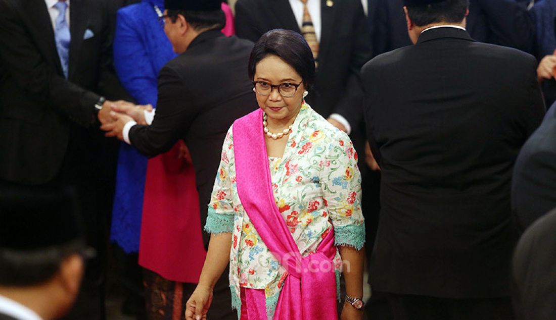 Menlu Retno LP Marsudi saat dilantik di Istana Merdeka, Jakarta, Rabu (/23/10). - JPNN.com