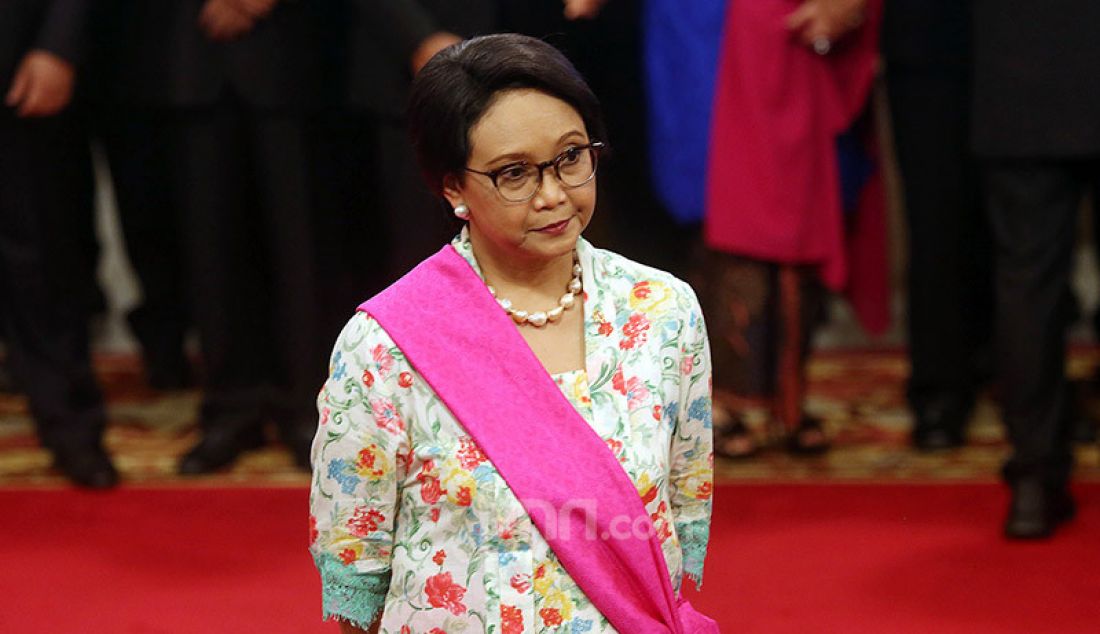 Menlu Retno LP Marsudi saat dilantik di Istana Merdeka, Jakarta, Rabu (/23/10). - JPNN.com