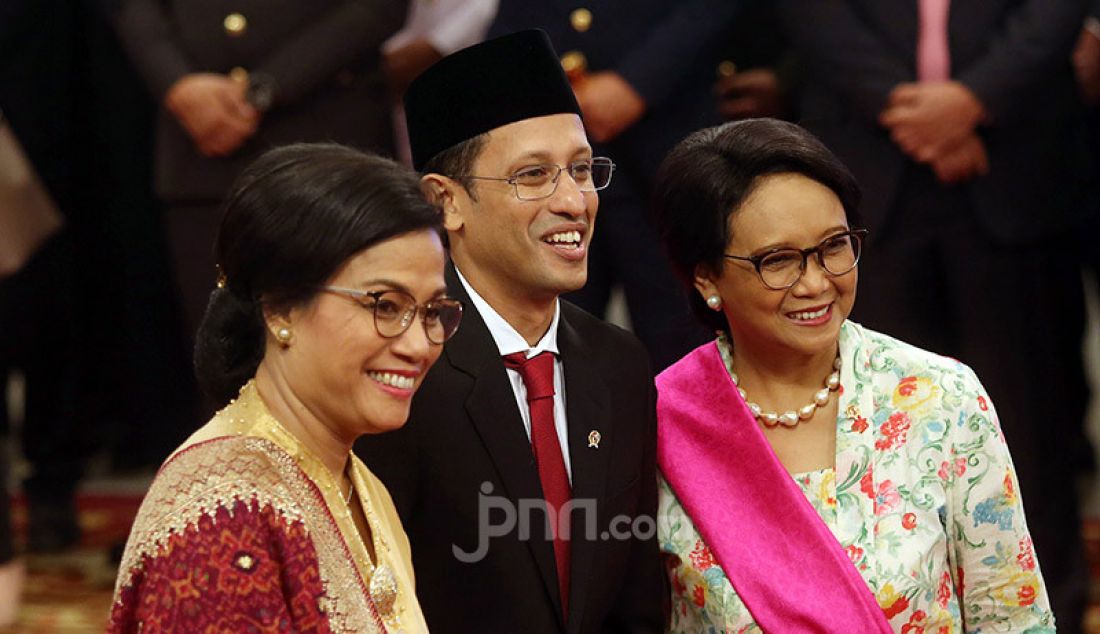 Menteri Kabinet Indonesia Maju 2019-2024 berfoto bersama usai pelantikan di Istana Negara, Rabu (23/10). - JPNN.com