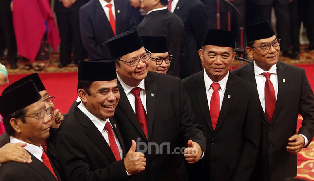 Menteri Kabinet Indonesia Maju 2019-2024 berfoto bersama usai pelantikan di Istana Negara, Rabu (23/10). - JPNN.com