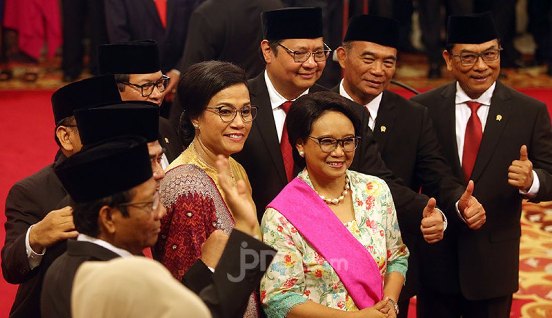 Menteri Kabinet Indonesia Maju 2019-2024 berfoto bersama usai pelantikan di Istana Negara, Rabu (23/10). - JPNN.com