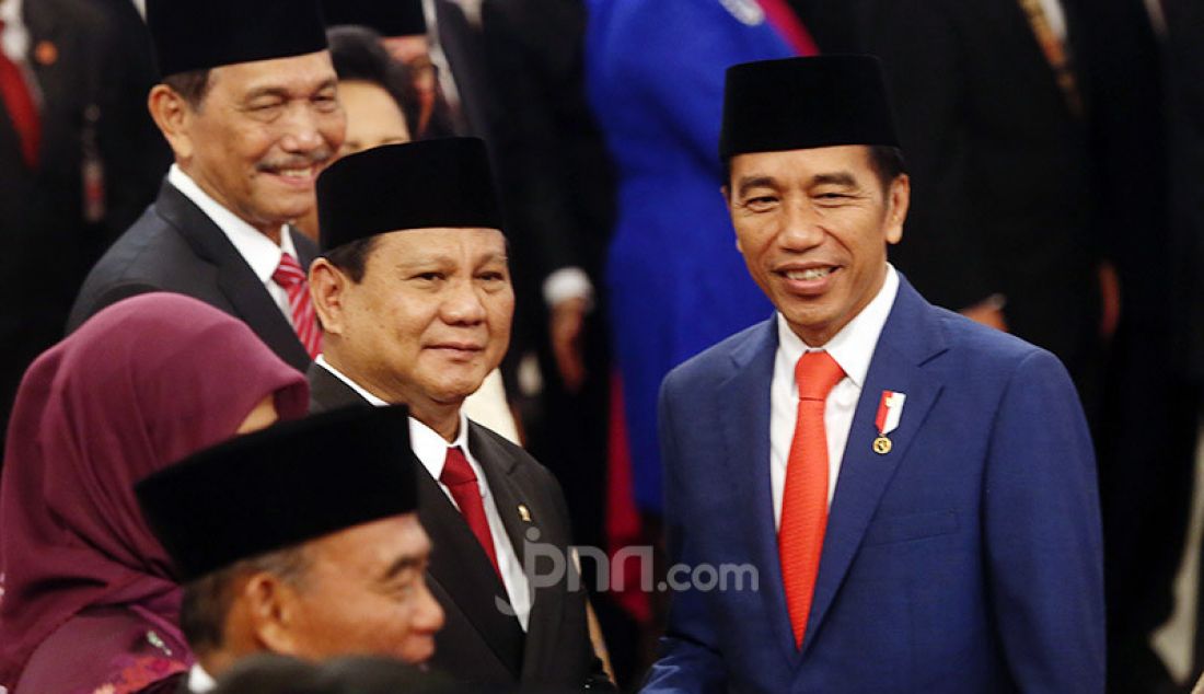 Presiden Joko Widodo berfoto bersama Menteri Pertahanan (Menhan) Prabowo Subianto usai pelantikan di Istana Negara, Rabu (23/10). - JPNN.com