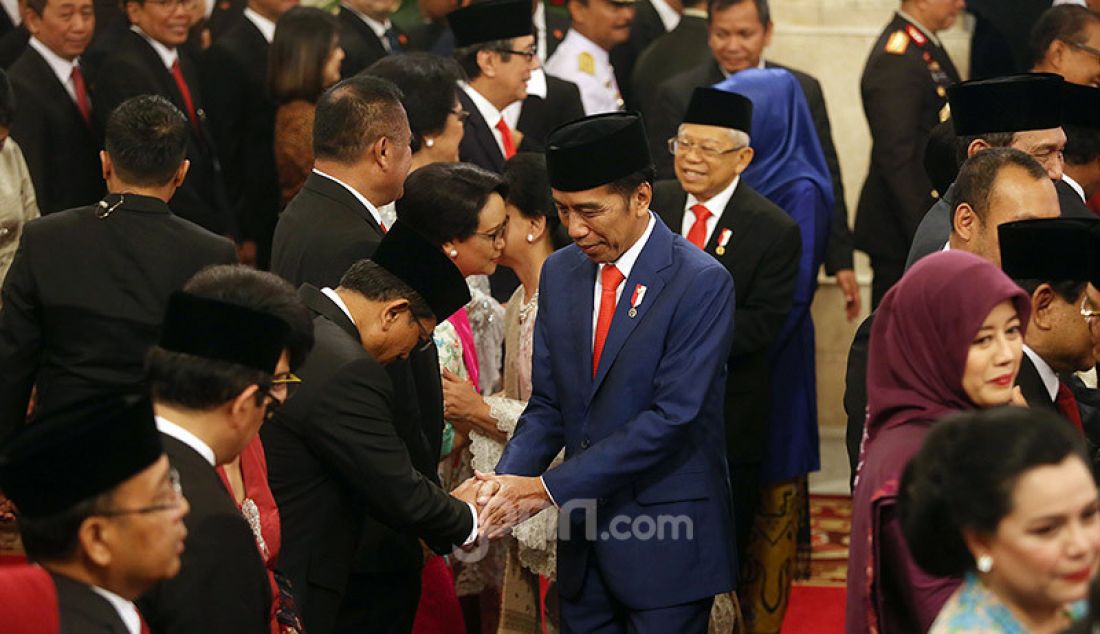 Presiden Joko Widodo memberikan ucapan selamat kepada para Menteri Kabinet Indonesia Maju 2019-2024 usai pelantikan di Istana Negara, Rabu (23/10). - JPNN.com