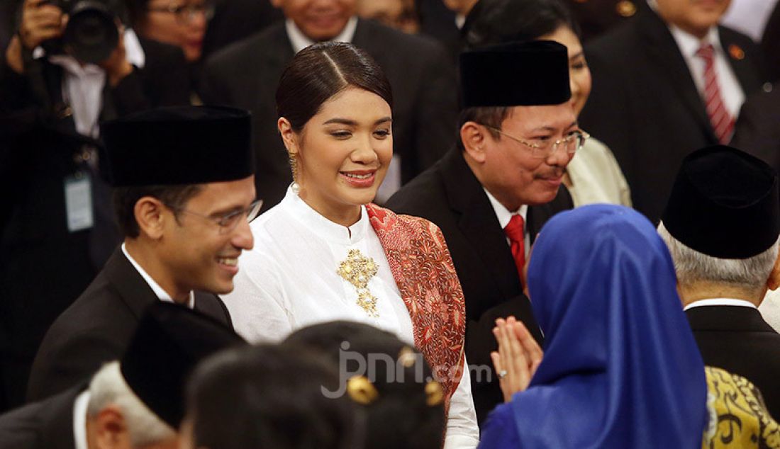 Mendikbud Nadiem Makarim didampingi istrinya Franka Franklin usai pelantikan Kabinet Indonesia Maju 2019-2024 di Istana Negara, Jakarta, Rabu (23/10). - JPNN.com