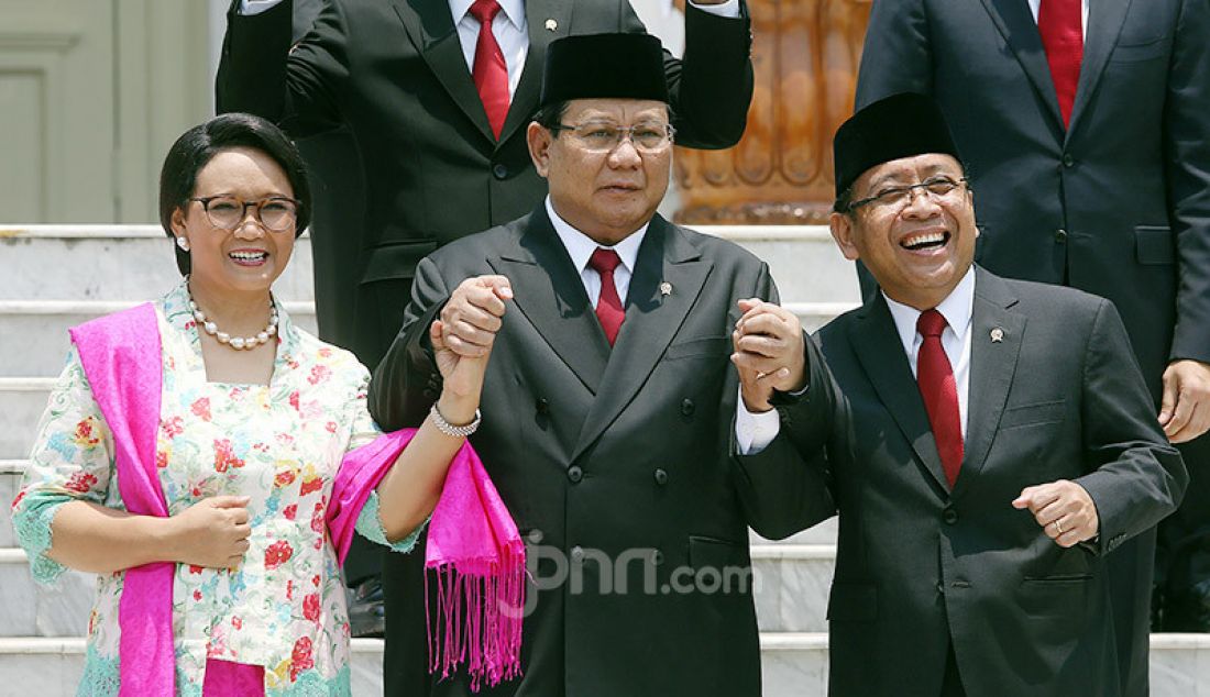Menlu Retno, Menhan Prabowo dan Mensekneg Pratikno bergandengan tangan usai Pelantikan Menteri Kabinet Indonesia Maju 2019-2024 di Veranda Depan Istana Merdeka, Jakarta, Rabu (/23/10). - JPNN.com
