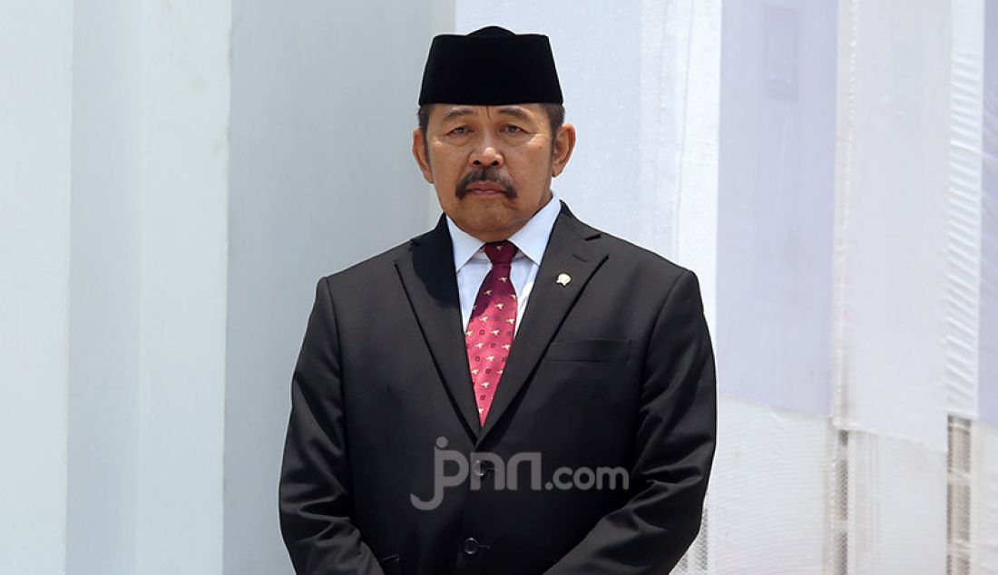 Jaksa Agung ST Burhanuddin saat diperkenalkan oleh Presiden Joko Widodo di Veranda Depan Istana Merdeka, Jakarta, Rabu (/23/10). - JPNN.com