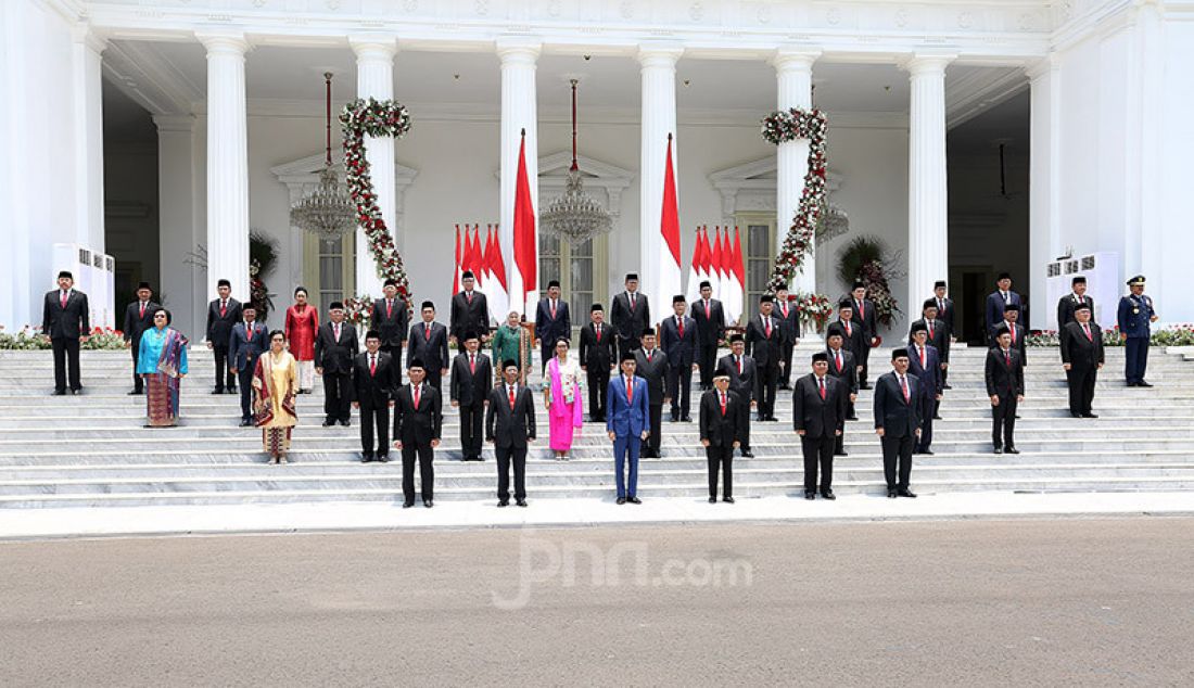 Presiden Joko Widodo bersama Wapres Ma'ruf Amin dan Menteri Kabinet Indonesia Maju 2019-2024 berfoto bersama usai Pelantikan Menteri Kabinet Indonesia Maju 2019-2024 di Veranda Depan Istana Merdeka, Jakarta, Rabu (/23/10). - JPNN.com
