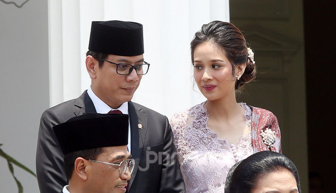Menpar Ekonomi Kreatif Wishnutama didampingi istri di Veranda Depan Istana Merdeka, Jakarta, Rabu (/23/10). - JPNN.com