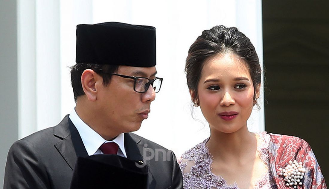 Menpar Ekonomi Kreatif Wishnutama didampingi istri di Veranda Depan Istana Merdeka, Jakarta, Rabu (/23/10). - JPNN.com