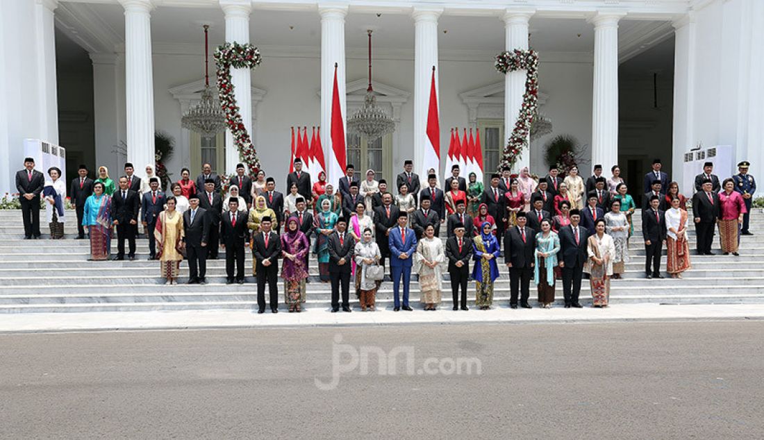 Presiden Joko Widodo bersama Wapres Ma'ruf Amin dan Menteri Kabinet Indonesia Maju 2019-2024 berfoto bersama usai Pelantikan Menteri Kabinet Indonesia Maju 2019-2024 di Veranda Depan Istana Merdeka, Jakarta, Rabu (/23/10). - JPNN.com