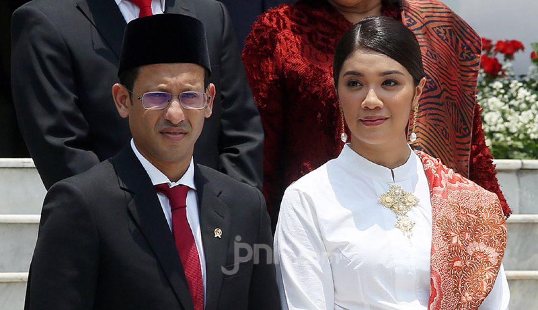 Mendikbud Nadiem Makarim dan Istrinya di Veranda Istana Depan Istana Merdeka, Jakarta, Rabu (23/10). - JPNN.com