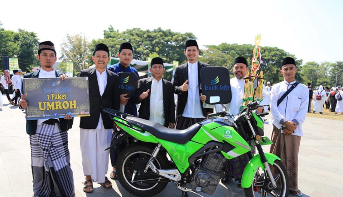 Bank BJB turut memperingati hari Santri Nasional 2019 se Jawa Barat, yang dihadiri oleh Gubernur Jawa Barat Ridwan Kamil dan Wagub Uu Ruzhanul Ulum, di Lapangan Gasibu Bandung, Selasa (22/10). - JPNN.com