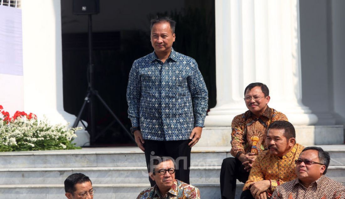 Presiden Joko Widodo memperkenalkan Menperin Agus Gumiwang di Veranda Depan Istana Merdeka, Jakarta, Rabu (23/10). - JPNN.com