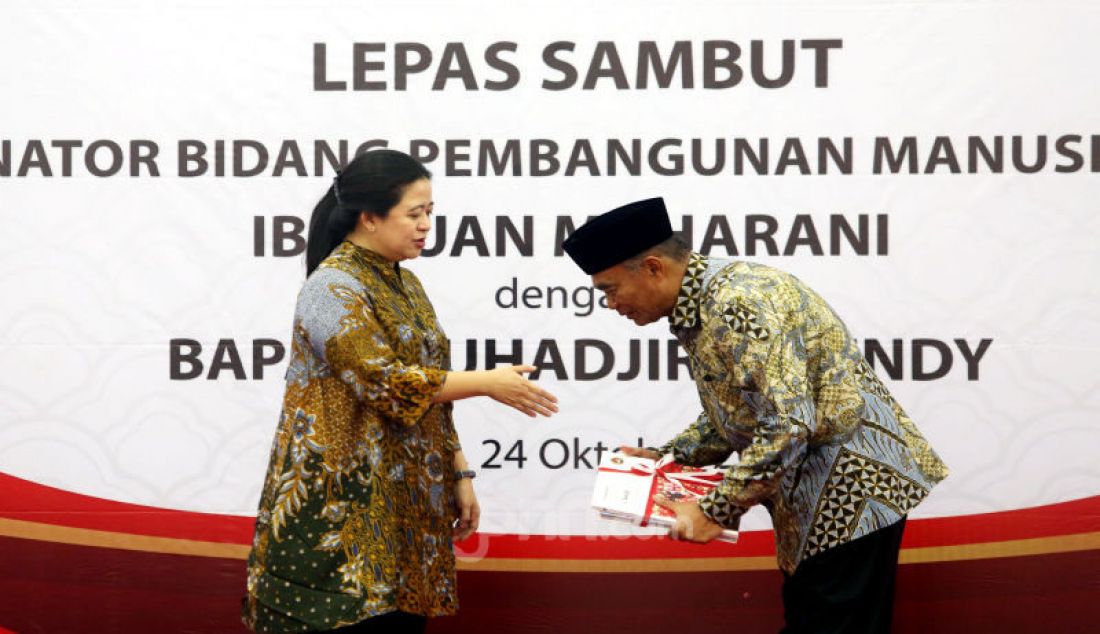 Menko PMK Muhadjir Effendy berjabat tangan dengan Mantan Menko PMK yang kini menjabat sebagai Ketua DPR Puan Maharani (kiri) saat serah terima jabatan di kantor Kemenko PMK, Jakarta, Kamis (24/10). Muhadjir Effendy resmi menggantikan Puan Maharani sebagai Menko PMK. - JPNN.com