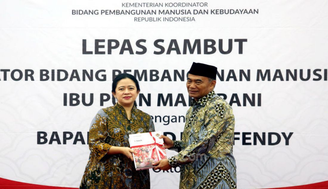 Menko PMK Muhadjir Effendy berjabat tangan dengan Mantan Menko PMK yang kini menjabat sebagai Ketua DPR Puan Maharani (kiri) saat serah terima jabatan di kantor Kemenko PMK, Jakarta, Kamis (24/10). Muhadjir Effendy resmi menggantikan Puan Maharani sebagai Menko PMK. - JPNN.com