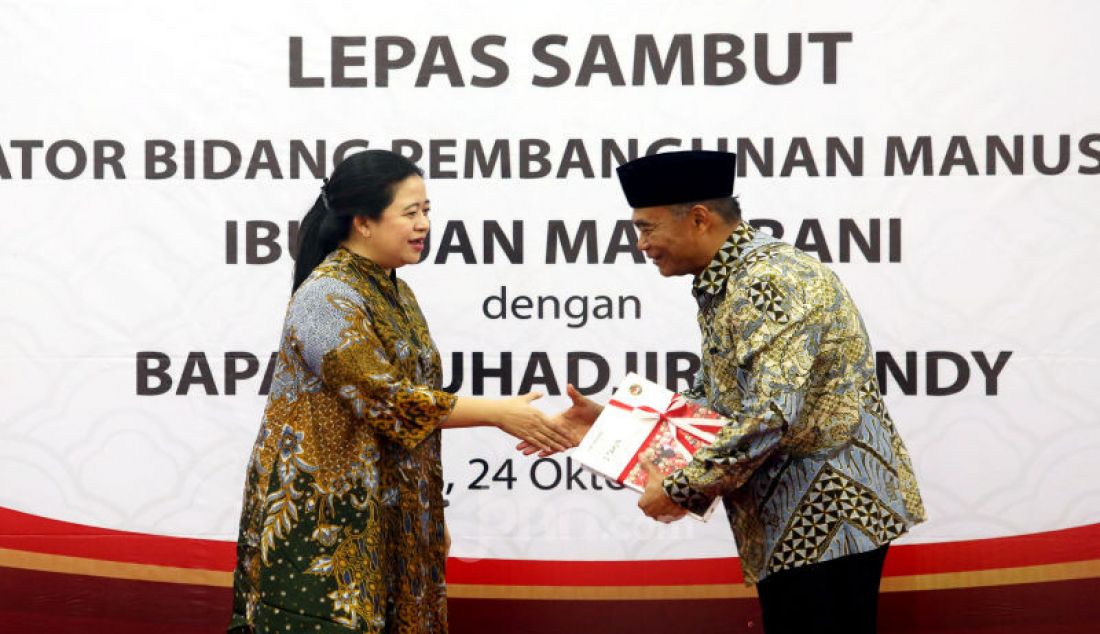 Menko PMK Muhadjir Effendy berjabat tangan dengan Mantan Menko PMK yang kini menjabat sebagai Ketua DPR Puan Maharani (kiri) saat serah terima jabatan di kantor Kemenko PMK, Jakarta, Kamis (24/10). - JPNN.com