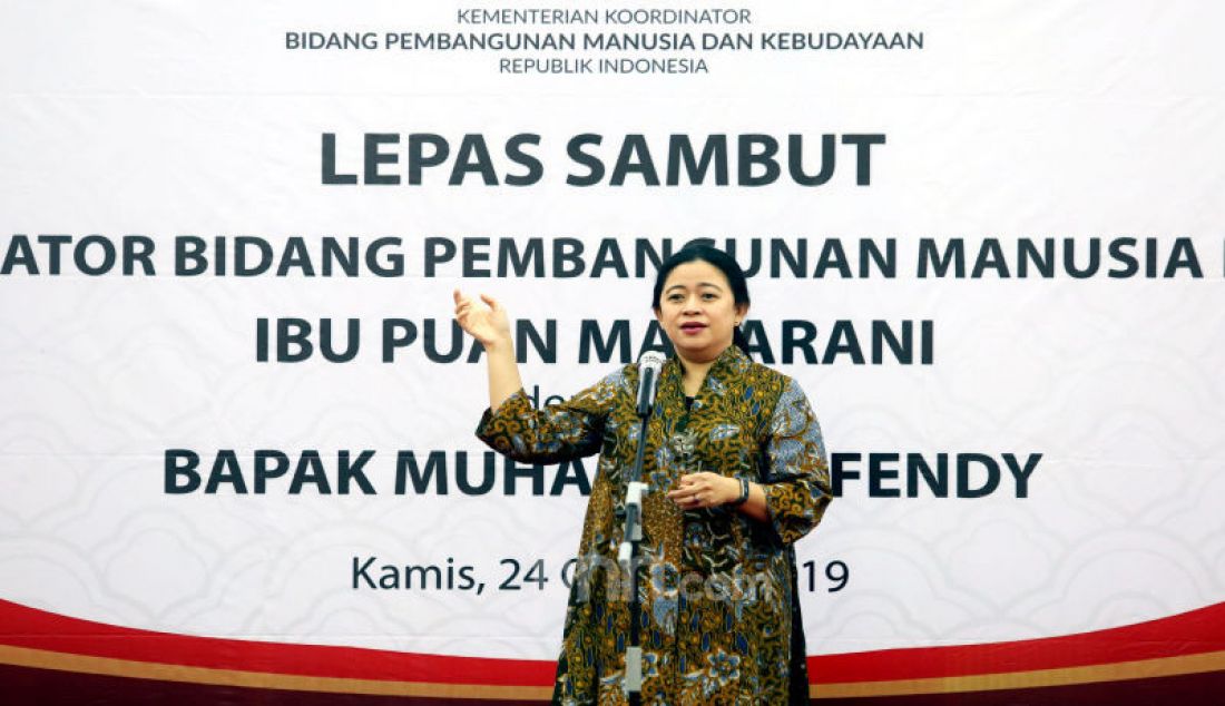 Mantan Menko PMK yang kini menjabat sebagai Ketua DPR Puan Maharani saat serah terima jabatan di kantor Kemenko PMK, Jakarta, Kamis (24/10). Muhadjir Effendy resmi menggantikan Puan Maharani sebagai Menko PMK. - JPNN.com