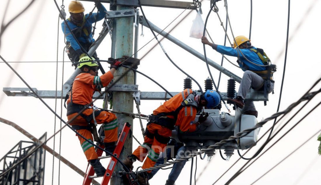 Petugas PLN saat melakukan pemeliharaan jaringan listrik di daerah Bojongsari, Depok, Jawa Barat, Kamis (24/10). - JPNN.com