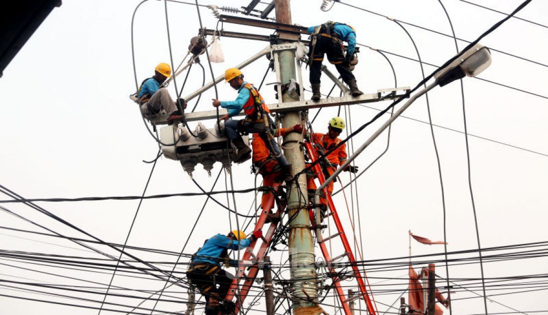 Petugas PLN saat melakukan pemeliharaan jaringan listrik di daerah Bojongsari, Depok, Jawa Barat, Kamis (24/10). - JPNN.com