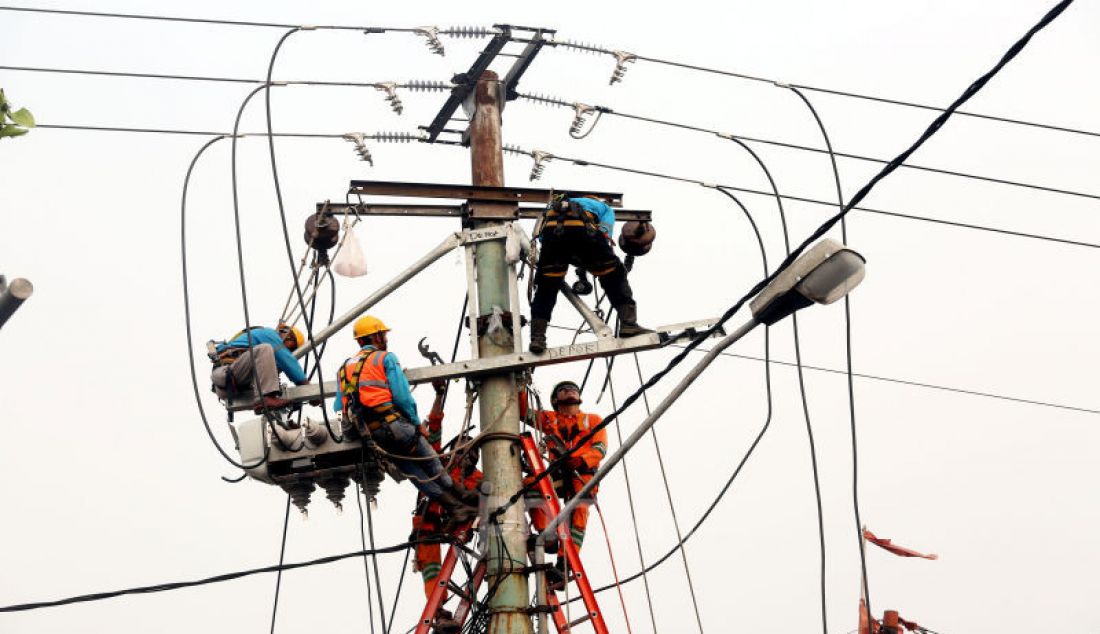 Petugas PLN saat melakukan pemeliharaan jaringan listrik di daerah Bojongsari, Depok, Jawa Barat, Kamis (24/10). - JPNN.com