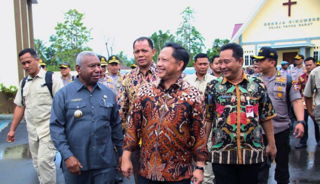 Menteri Dalam Negeri Tito Karnavian dalam lawatannya ke Papua didampingi Plt Dirjen Politik dan Pemerintahan Umum Kementerian Dalam Negeri, Bahtiar (kanan) di Papua, Jumat (25/10). - JPNN.com