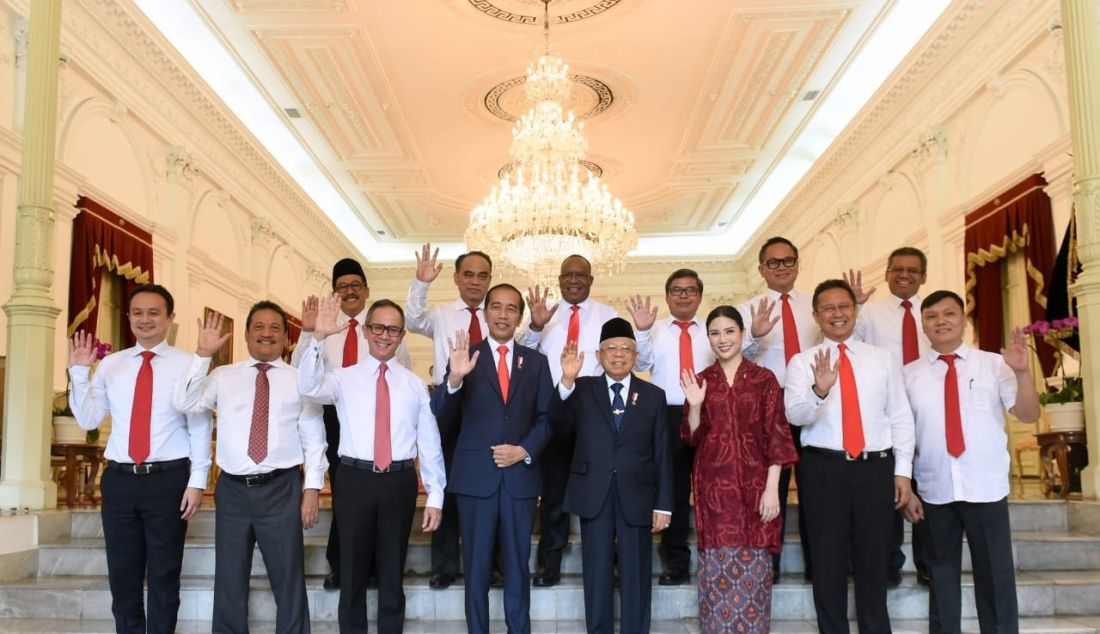 Presiden Joko Widodo bersama Wakil Presiden Ma'ruf Amin mengumumkan 12 wakil menteri (Wamen) di Istana Merdeka, dilanjutkan pelantikan di Istana Negara, Jakarta, Jumat (25/10). - JPNN.com