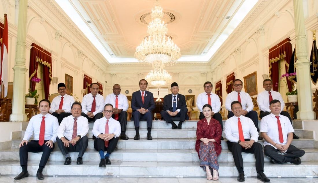 Presiden Joko Widodo bersama Wakil Presiden Ma'ruf Amin mengumumkan 12 wakil menteri (Wamen) di Istana Merdeka, dilanjutkan pelantikan di Istana Negara, Jakarta, Jumat (25/10). - JPNN.com