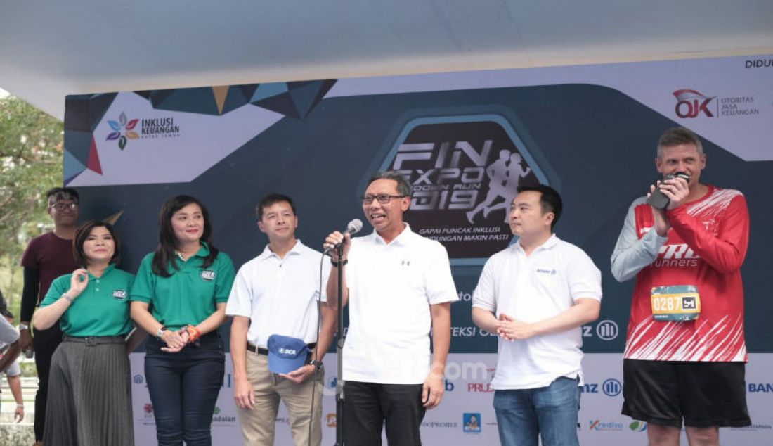 Anggota Dewan Komisioner Bidang Edukasi dan Perlindungan Konsumen OJK Tirta Segara, Direktur Allianz Utama Indonesia Nyean Soon Chin beserta ketua panitia acara lainnya saat FinExpo & Sundown Run 2019 di Jakarta. - JPNN.com