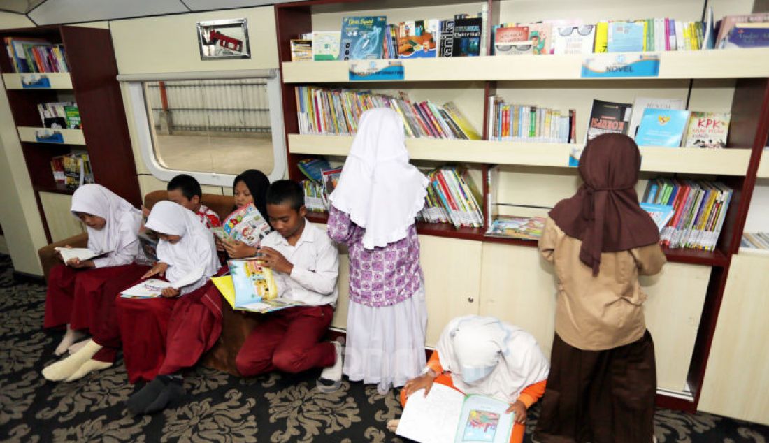 Siswa-siswi belajar dengan perpustakaan elektronik saat pembukaan Pelayanan Rail Clinic dan Rail Library PT KAI di Stasiun Cisaat, Sukabumi, Jawa Barat, Jumat (25/10). - JPNN.com