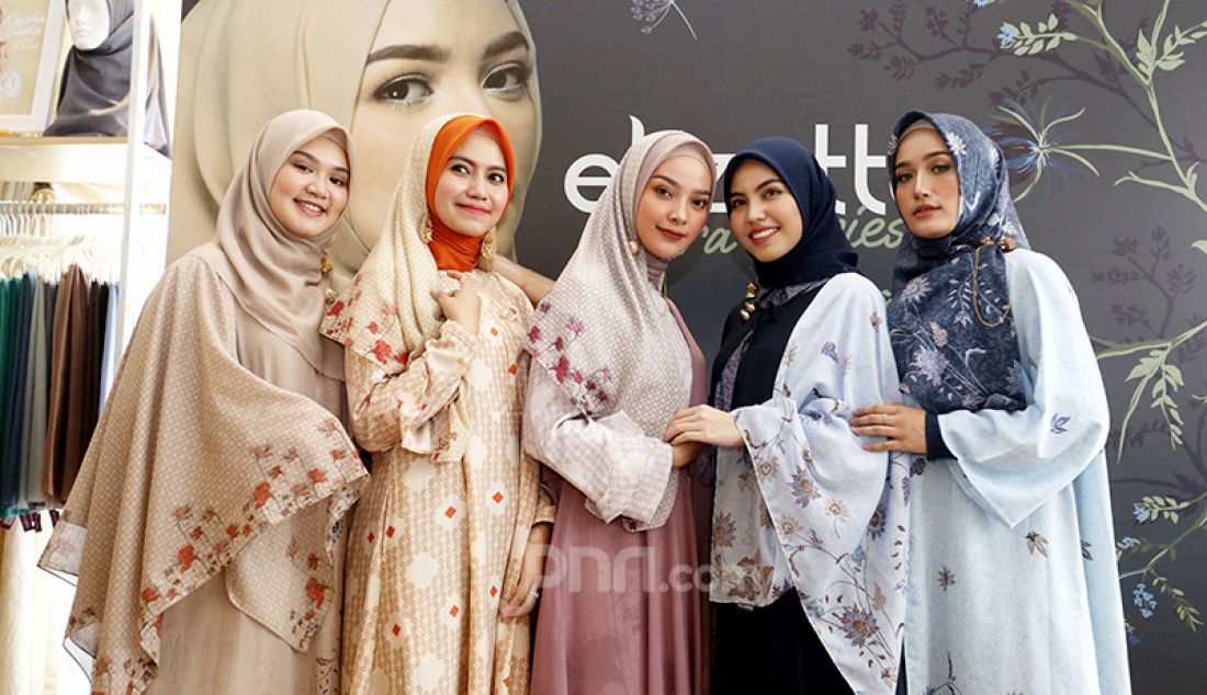 Model mengenakan karya perancang busana Elzatta Hijab Tika Mulya, Jakarta, Senin (28/10). Elzatta Hijab mengeluarkan koleksi yang terinspirasi dari kekayaan Indonesia yaitu Gayatri Series. - JPNN.com