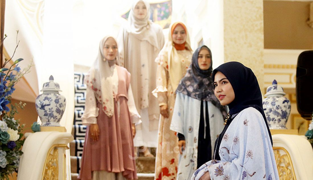 Model mengenakan karya perancang busana Elzatta Hijab Tika Mulya, Jakarta, Senin (28/10). Elzatta Hijab mengeluarkan koleksi yang terinspirasi dari kekayaan Indonesia yaitu Gayatri Series, dengan kecantikan motif kawung dan perpaduan warna elegan. - JPNN.com