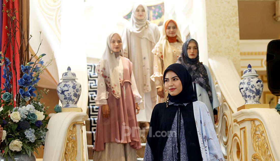 Model mengenakan karya perancang busana Elzatta Hijab Tika Mulya, Jakarta, Senin (28/10). Elzatta Hijab mengeluarkan koleksi yang terinspirasi dari kekayaan Indonesia yaitu Gayatri Series, dengan kecantikan motif kawung dan perpaduan warna elegan. - JPNN.com