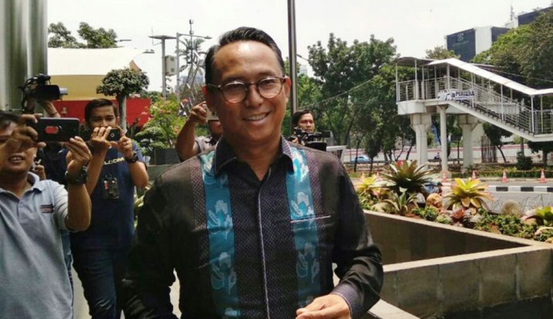 Anggota DPR RI 2019-2024 dari Fraksi PDI Perjuangan Nico Siahaan usai diperiksa sebagai saksi di gedung KPK, Jakarta, Selasa (29/10). Pemanggilan untuk mengkonfirmasi terkait uang sebesar Rp 250 juta. - JPNN.com