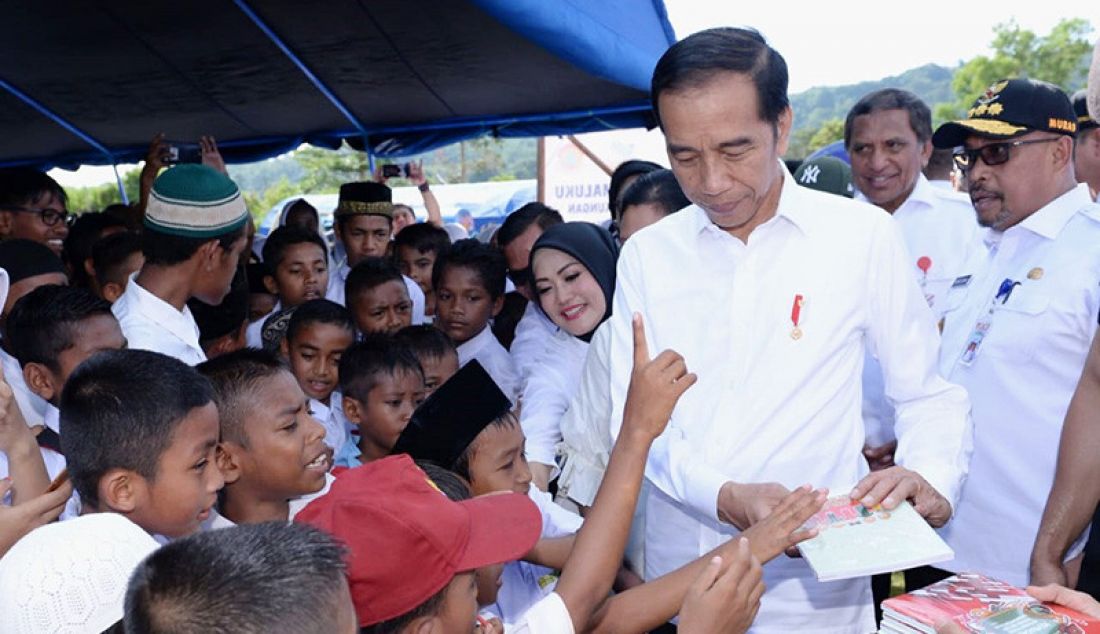 Presiden Jokowi berama Ibu Negara, Iriana Joko Widodo saat mengunjungi lokasi pengungsian pascagempa di Maluku Tengah, Selasa (29/10). Tercatat ada sekitar 12.137 unit rumah yang rusak akibat gempa Maluku. - JPNN.com