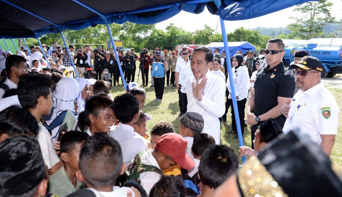 Presiden Jokowi berama Ibu Negara, Iriana Joko Widodo saat mengunjungi lokasi pengungsian pascagempa di Maluku Tengah, Selasa (29/10). Tercatat ada sekitar 12.137 unit rumah yang rusak akibat gempa Maluku. - JPNN.com