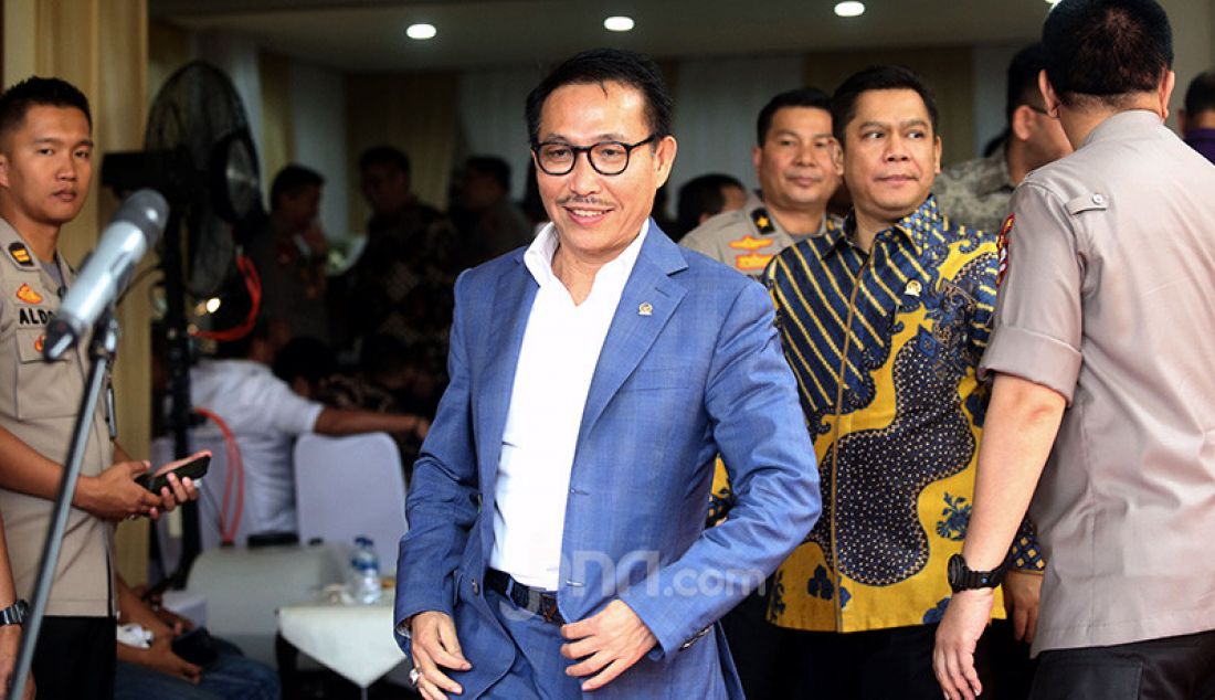 Ketua Komisi III DPR Herman Herry memberikan keterangan usai meneui calon Kapolri Komjen Idham Azis di kediamannya, Jakarta, Rabu (30/10). Kegiatan ini dalam rangka fit and proper test calon Kapolri. - JPNN.com