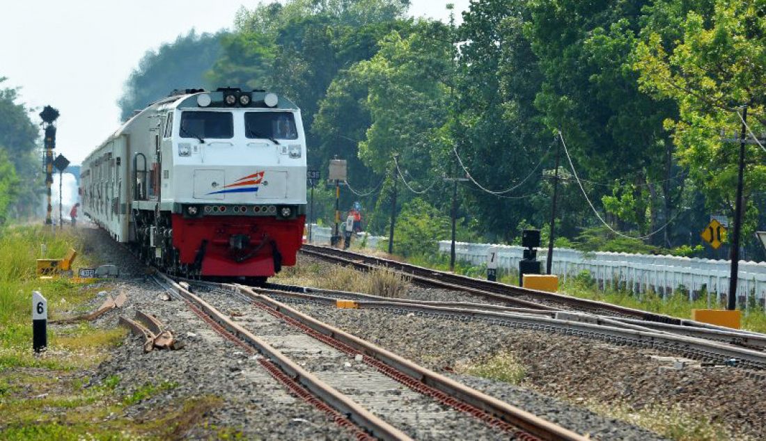 Kereta Api Ranggajati melintasi jalur baru di Desa Pandawangi, Kecamatan Diwek, Jombang, Jawa Timur, Selasa (29/10). Jalur ganda KA segmen Jombang-Baron, Nganjuk sepanjang 23 Km akan mulai dioperasikan, Rabu (30/10/2019). - JPNN.com